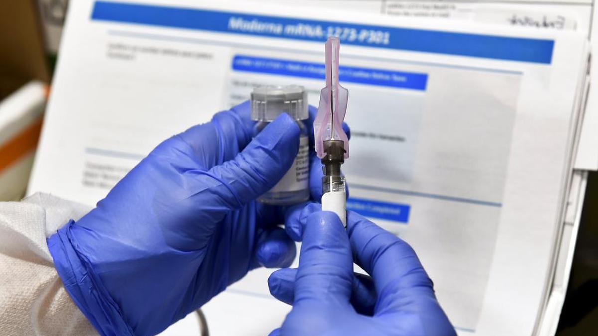 Con el desarrollo de las vacunas contra el COVID-19, es importante que el valor de las medicinas no sea mayor a la prioridad que debe tener la salud pública. En la foto, una enfermera coloca una inyección que es parte de una posible vacuna COVID-19, desarrollada por los Institutos Nacionales de Salud y Moderna Inc., en Binghamton, Nueva York, el 27 de julio de 2020.