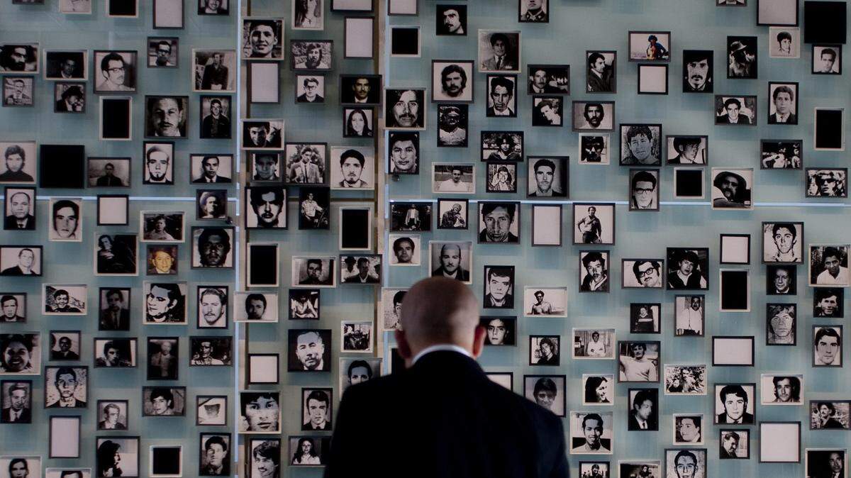 La dictadura de Pinochet dejó un saldo oficial de 40,018 víctimas, incluidos 3,065 opositores asesinados y poco más de un millar de desaparecidos.