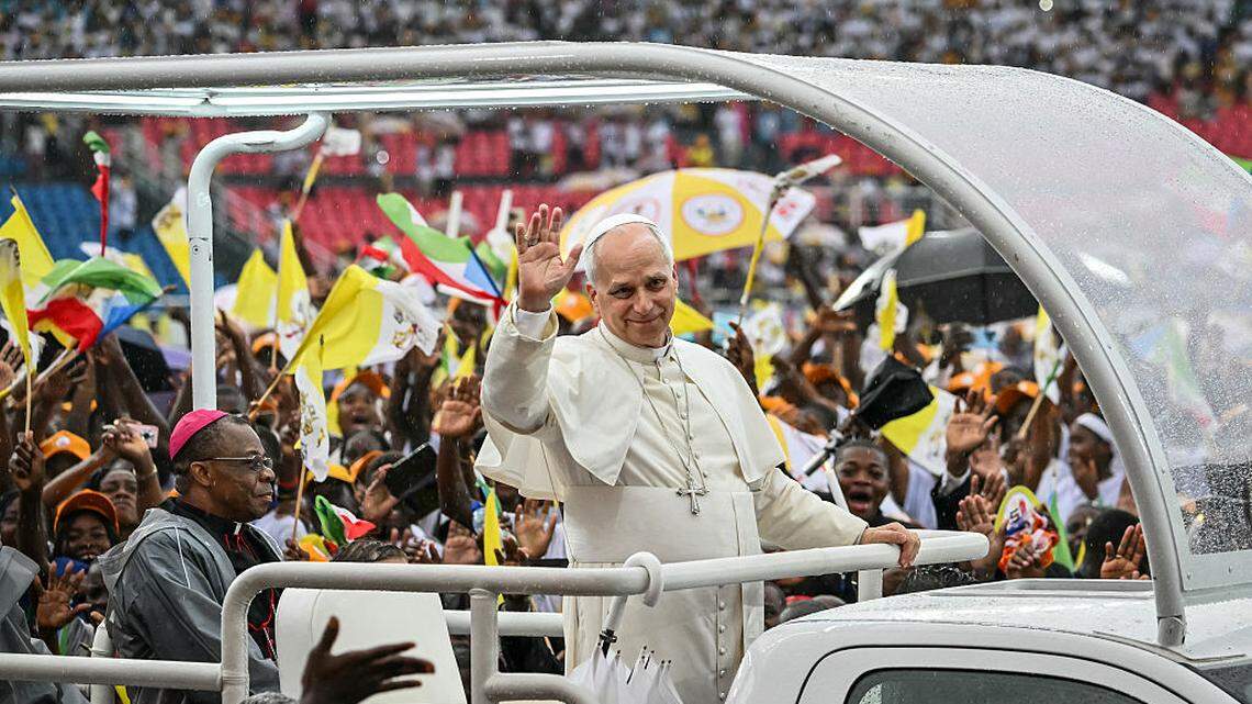 El papa León XIV saluda a la multitud desde el Papamóvil a su llegada a un encuentro con jóvenes y familias en el Estadio de Bata, en Bata, en el décimo día de un viaje apostólico de 11 días a África, el miércoles, 22 de abril de 2026.