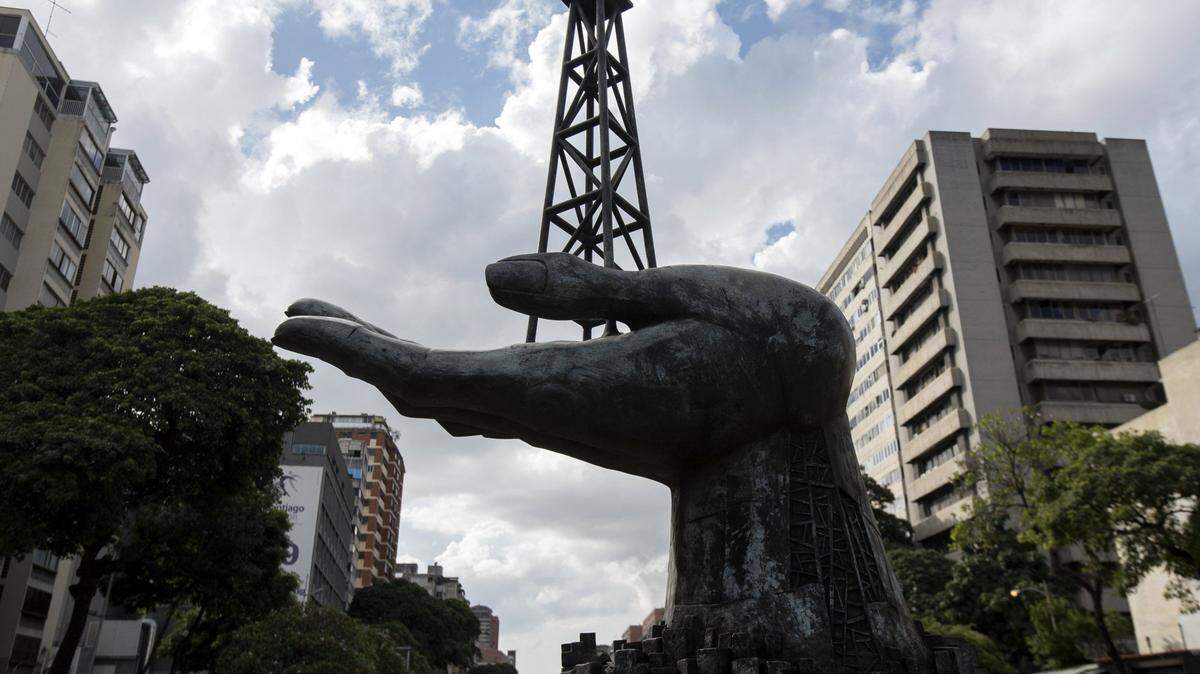 Escultura de una torre petrolera descansando sobre una mano abierta erigida frente al edificio de PDVSA en Caracas. Las operaciones  de la empresa petrólera podrían verse seriamente afectadas por una serie de embargos que expertos temen podrían producirse en las próximas semanas
