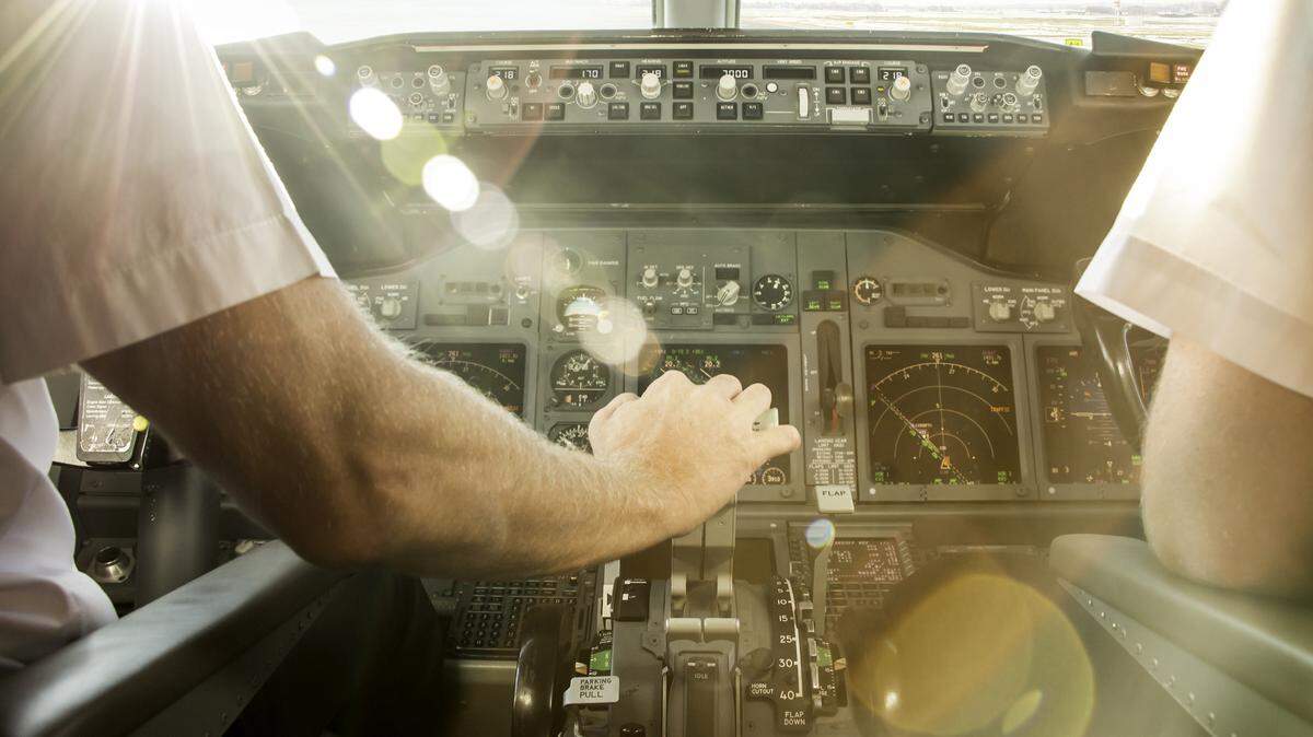 El piloto de Alaska Airlines acusado de intentar apagar los motores de un avión en el que viajaba como pasajero el domingo pasado dijo al FBI que había consumido hongos psicodélicos ese día, reportó el periódico Los Angeles Times.
