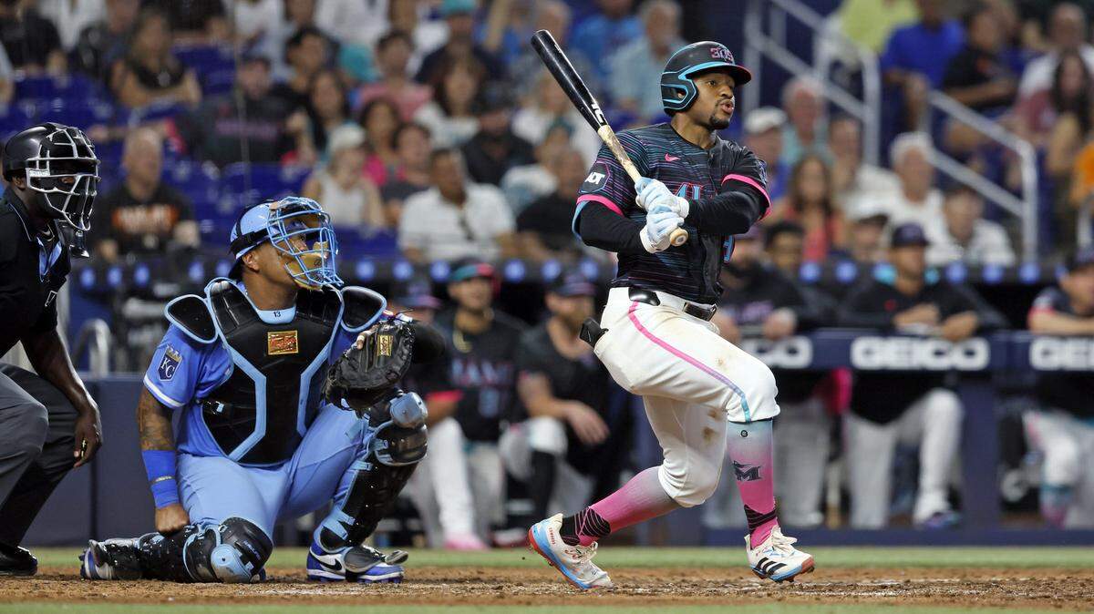 El segunda base de los Marlins Xavier Edwards batea un doble en el partido ante los Reales de Kansas City, celebrado el 19 de julio de 2025 en Miami.