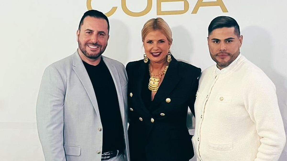 La presentadora de televisión Sissi Fleitas, con Prince Julio César, director de Miss Universe Cuba, y Amer Mercado, vicepresidente de programación y producción de Mega TV, que transmitirá el concurso de Miss Universe Cuba en Miami, el 15 de septiembre.