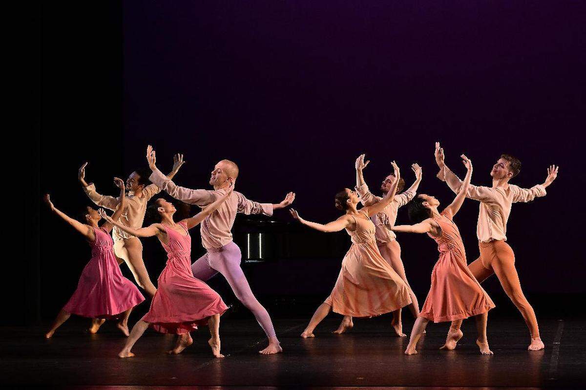 Bailarines de Dance NOW! Miami (DNM) y Limón Dance Company (LDC) en “The Waldstein Sonata”. De izquierda a derecha: Allyn Ginns Ayers (DNM), Robert M. Valdez, Jr. (LDC), Frances Lorraine Samson (LDC), Ryker Laramore (DNM), Julia Faris (DNM), Nicholas Ruscica (LDC), Mariah Gravelin (LDC) y David Harris (DNM). 