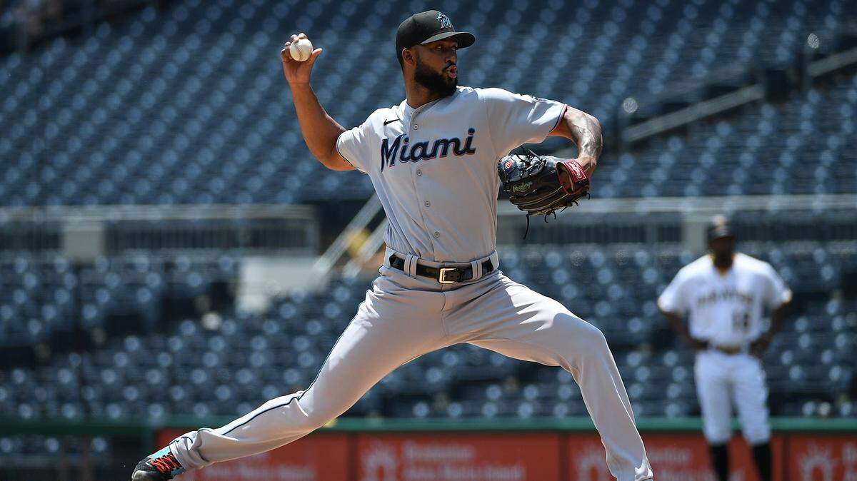 El abridor de los Marlins Sandy Alcántara lanzó ocho entradas y permitió una carrera a la tanda de los Piratas, el 6 de junio de 2021 en Pittsburgh.