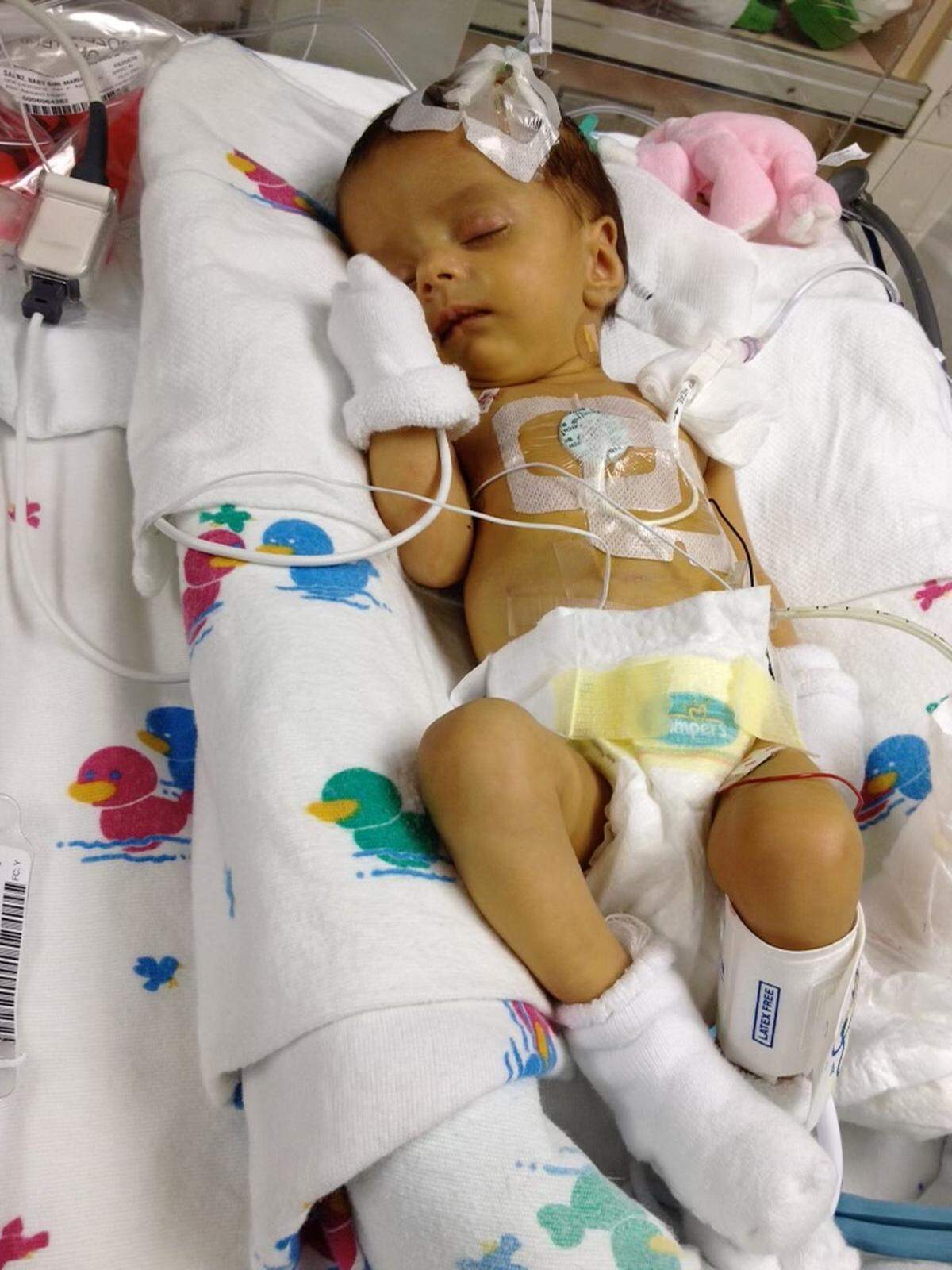 Julia ha sobrevivido recibiendo infusiones diarias de nutrientes a través de una vía intravenosa en su pecho. Su padre, Nicolás Espinosa, dice que ella no podría recibir ese tipo de atención especializada en Ecuador, de donde es originaria la familia.