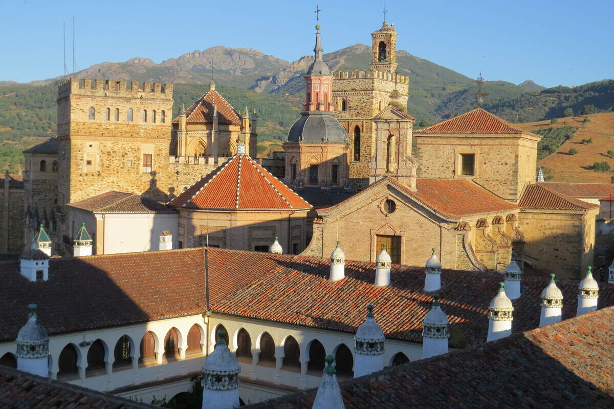 Guadalupe, un pequeño pueblo de la provincia de Cáceres que está situado en la comarca de Las Villuercas.  