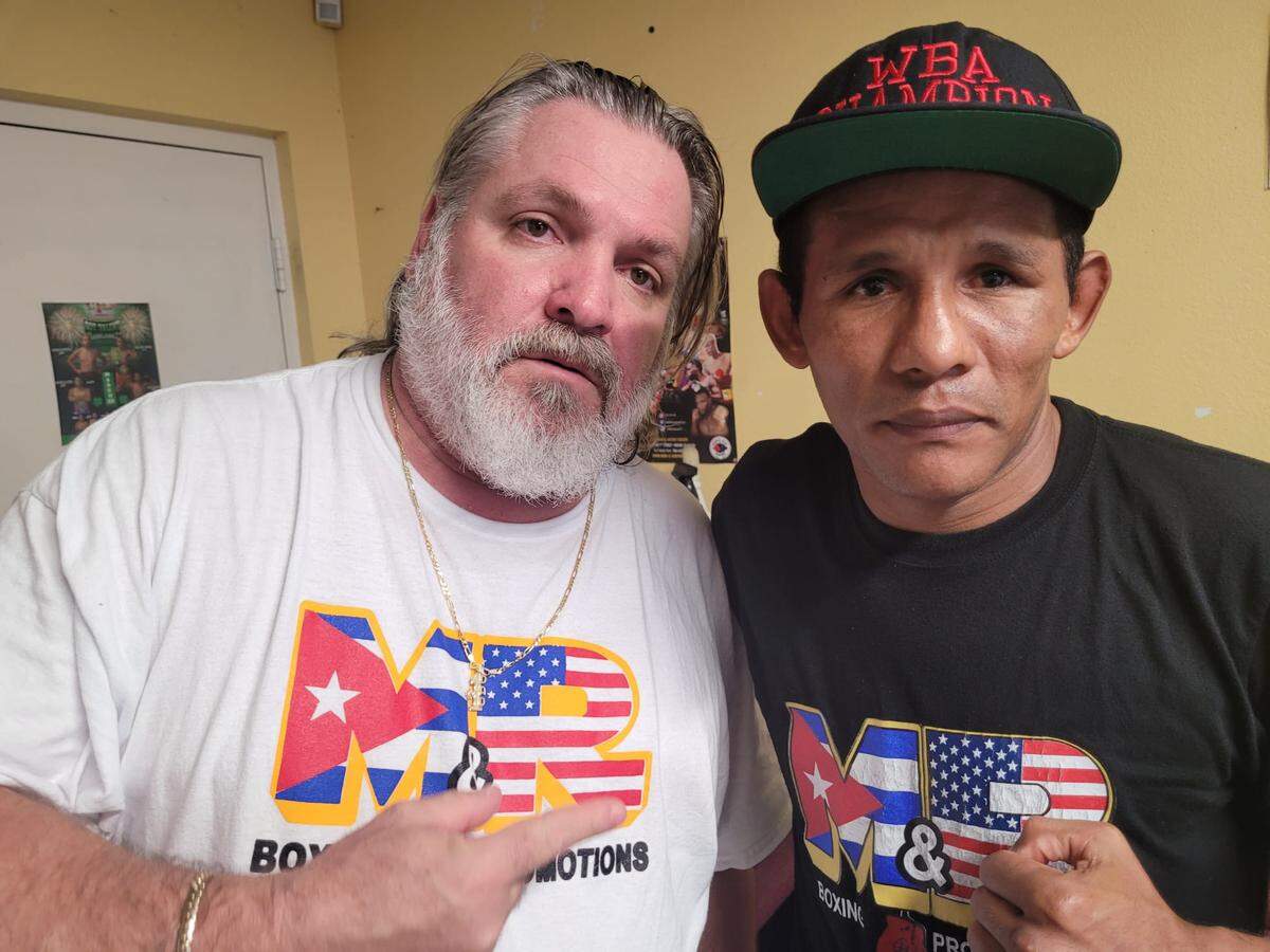 Ismael Barroso junto con su entrenador Osmiri Fernández en el gimnasio de Kendall, Miami.