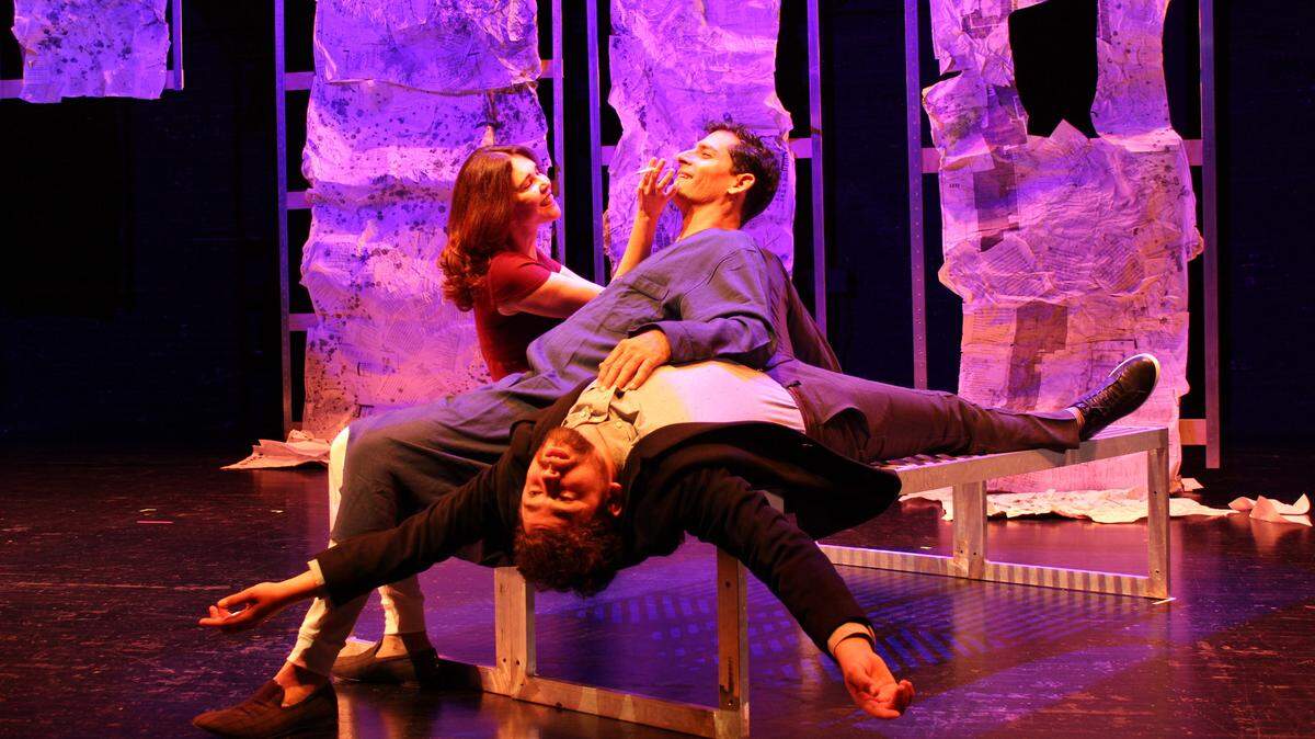 Una escena de ‘Historia de amor’ con Adrián Mas (centro), Alexa Kuve y Héctor Medina.