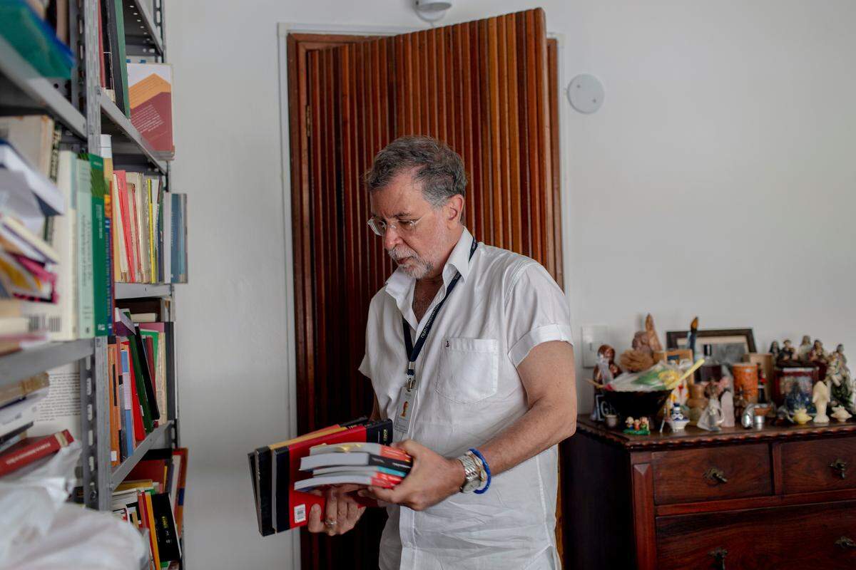 Antonio Carlos de Souza Lima en su hogar en Río de Janeiro. De Souza, historiados y antopólogo del Museo Nacional de Brasil dijo que el Museo Nacional había tenido problemas financieros en décadas recientes y experimentó calamidades en el pasado.