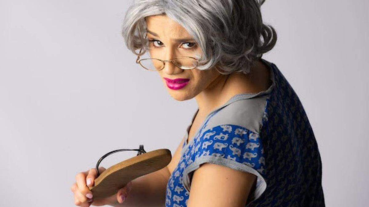 Linette García, de 32 años, es conocida por sus videos cómicos en las redes sociales acerca de haber sido criada en un hogar cubano. En la imagen de arriba aparece la Abuela, uno de sus populares personajes.