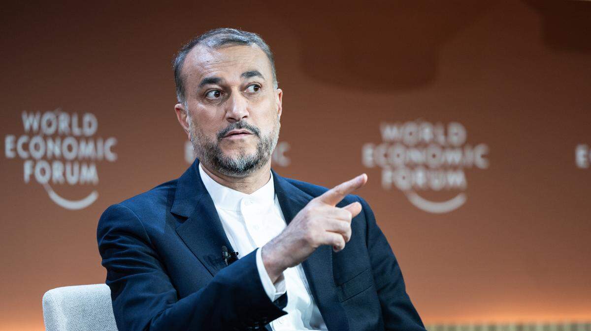 El ministro de Exteriores iraní, Hosein Amir Abdolahian, defendió el ataque de su país alegando que no estuvo dirigido contra ciudadanos paquistaníes, sino contra terroristas iraníes, un argumento que no parece convencer a Islamabad. En la foto, Abdolahian participa en la cumbre de Davos, el miércoles 17 de enero de 2024.