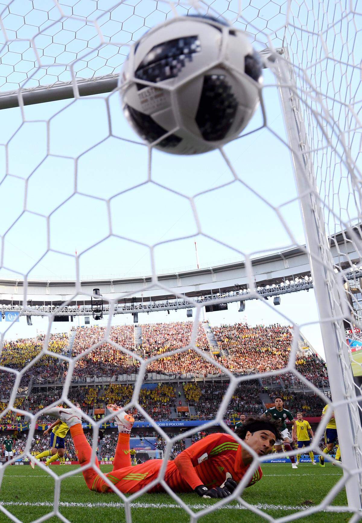 Andreas Granqvist anota el segundo gol contra Guillermo "Memo" Ochoa.