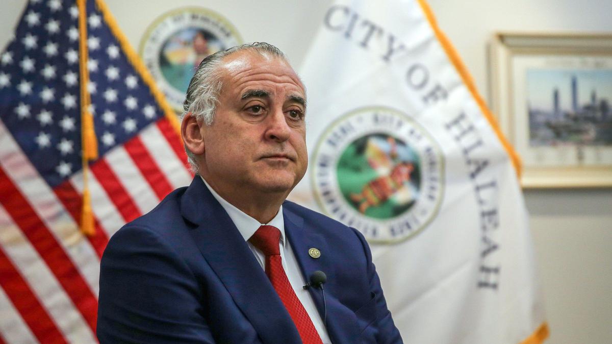 El alcalde de Hialeah, Esteban Bovo Jr., advirtió a los concejales “tengan cuidado con el precedente que están creando (...) van a venir incluso mejores abogados aquí porque ellos ahora huelen sangre en el agua. ¡Es un error!, ¡es un error!”