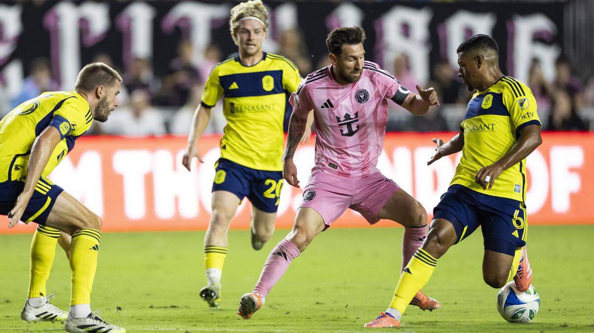 El delantero del Inter Miami, Lionel Messi (10), trata de pasar la marca de los jugadores del Nashville SC Edvard Tagseth (20), Patrick Yazbek (8) y Bryan Acosta (6), en el pirmer partido del playoffs de la MLS celebrado el 24 de octubre de 2025 en el Chase Stadium en Fort Lauderdale, Florida.