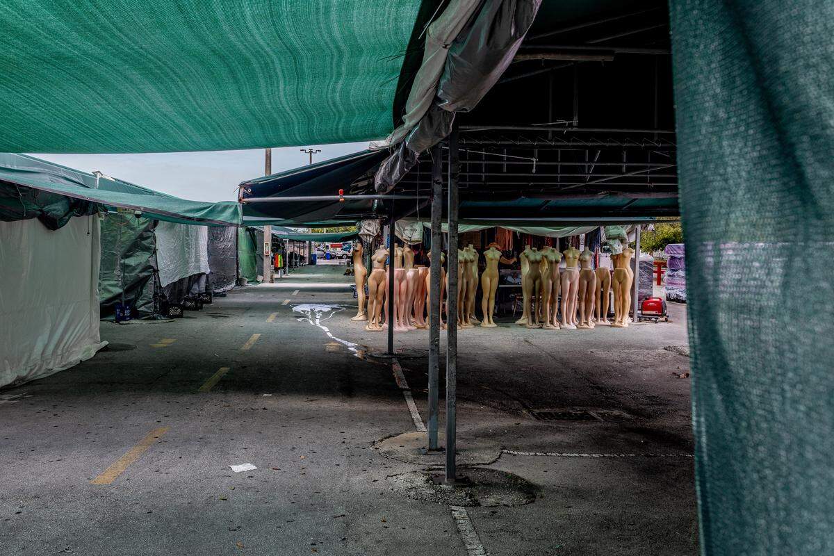 “Antes de abrir”, 2024. Fotografía digital, impresión fine art, enmarcada. 64 x 42 pulgadas.