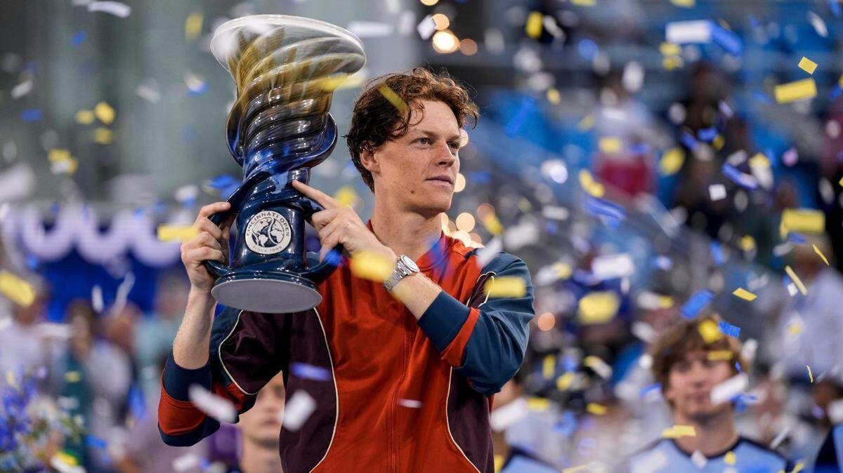 El italiano Jannik Sinner terminó redondeando una sólida victoria ante el estadounidense Frances Tiafoe 7-6 (7/4), 6-2, en la final del Abierto de Cincinnati, celebrada el 19 de agosto de 2024. 