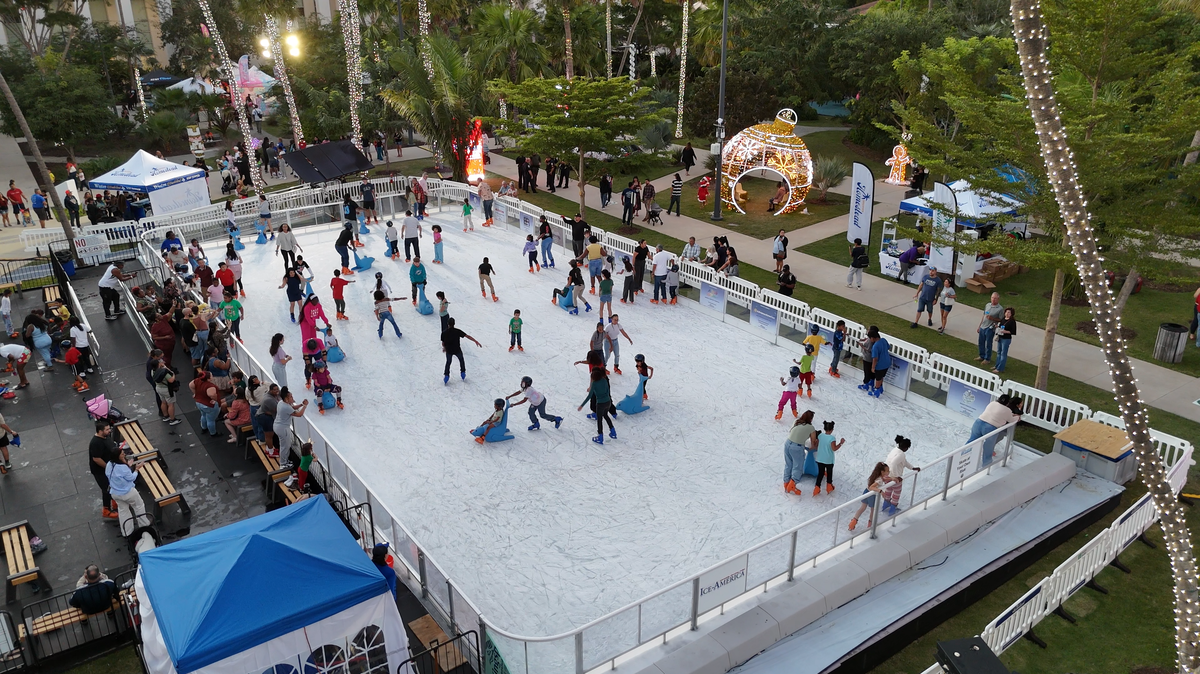 Una pista de patinaje sobre hielo funciona en el donwton de Homestead hasta el 18 de enero, y el servicio de trolley gratuito a los Everglades y Biscayne National Park regresa hasta el 5 de abril.