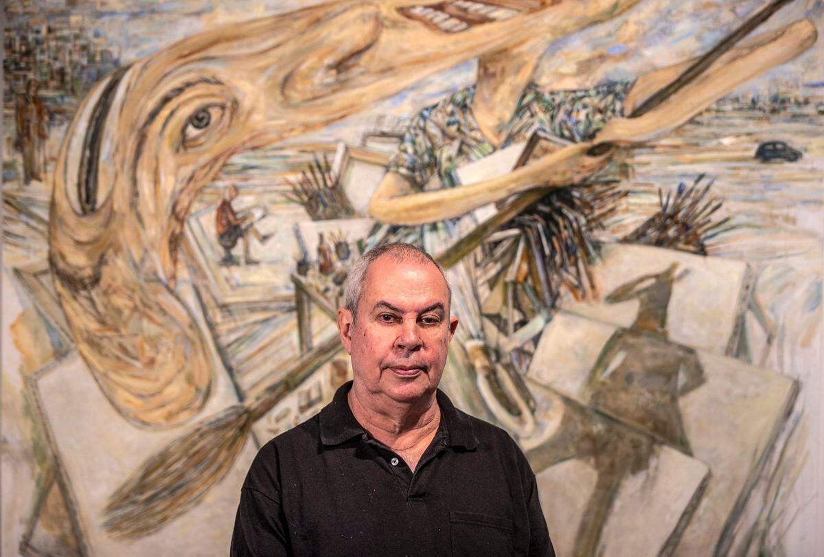El artista Arturo Rodríguez frente a su obra “Variation on Courbet (The Meeting) IV”, 2021, que forma parte de la exhibición ‘Terra Incognita’ en LnS Gallery.