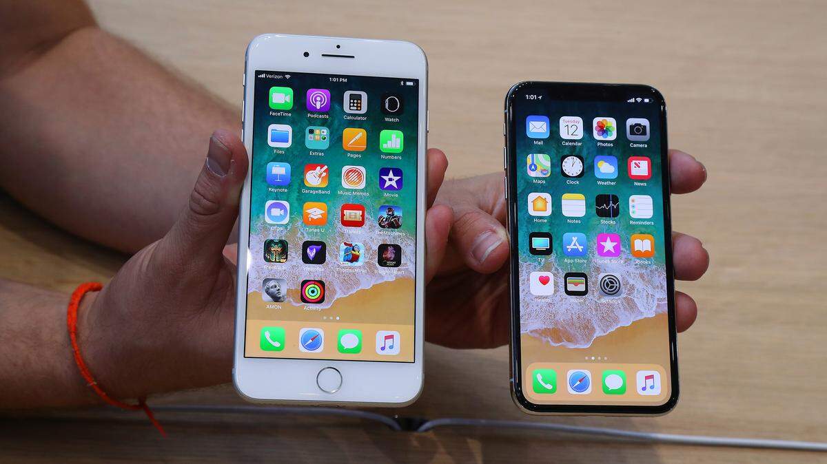 El iPhone 8+ ( izq.), y el nuevo iPhone X. Se espera que este mes Apple lance nuevos y mucho más caros teléfonos.