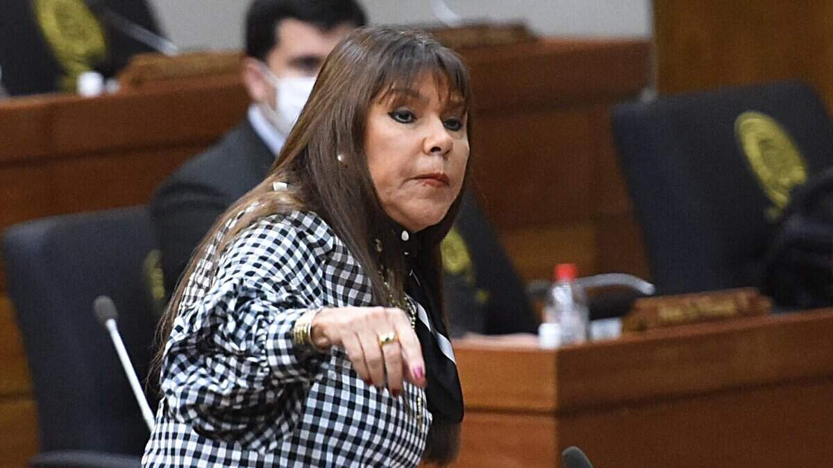 La entonces diputada paraguaya Celeste Amarilla interviene durante una sesión para leer el libelo acusatorio del juicio político contra el presidente Mario Abdo Benítez, en Asunción, el 17 de marzo de 2021.
