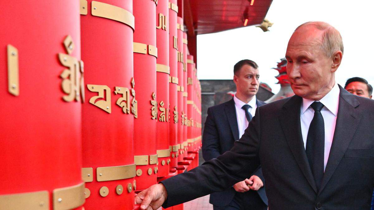 El gobernante ruso Vladimir Putin visita un monasterio budista el lunes 2 de septiembre de 2024 en Kyzyl, distrito federal de Siberia.