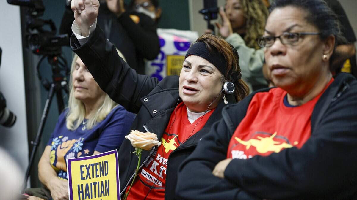 La trabajadora sindical Marta Cabrerra, en el centro, reacciona el pasado 28 de enero durante una conferencia de prensa, una vigilia con velas y una oración interreligiosa en el Aeropuerto Internacional de Fort Lauderdale-Hollywood, mientras trabajadores del aeropuerto y líderes religiosos se manifiestan para pedir a la administración Trump que extienda el Estatus de Protección Temporal (TPS) para Haití.