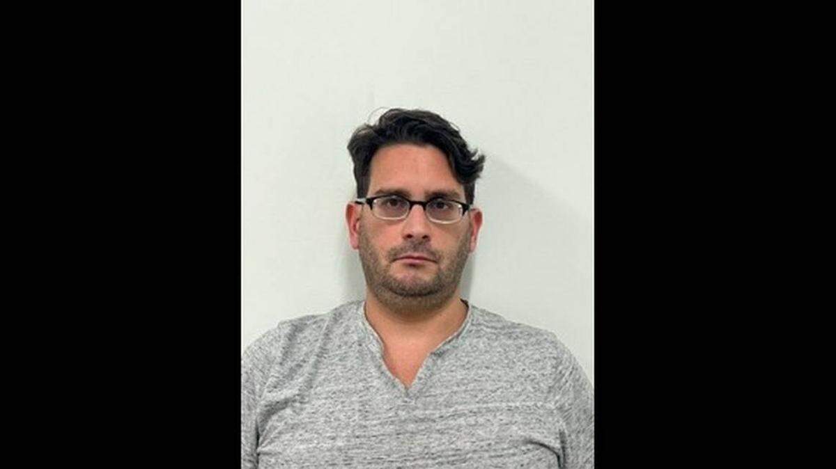 Arrestan a George Henry Rafols, de 37 años, maestro sustituto de una escuela pública del Condado Miami-Dade, por posesión de pornografía infantil.