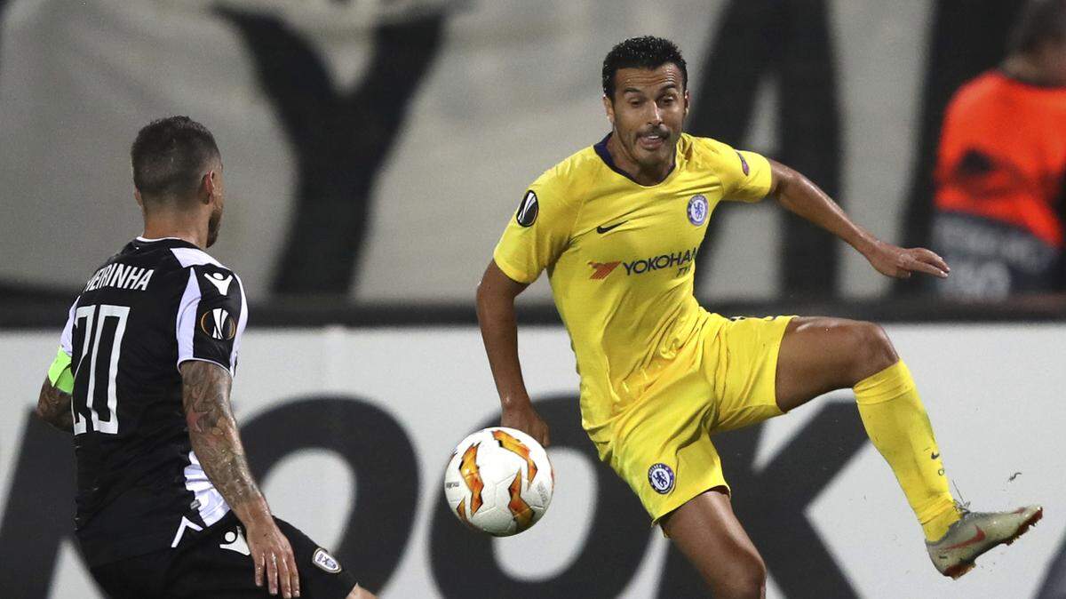 El jugador del Chelsea Pedro Rodríguez (der.) trata de burlar la defensa de Andre Vierinha, del PAOK, en el partido de la Liga de Europa celebrado el 20 de septiembre de 2018 en Salónica, Grecia.