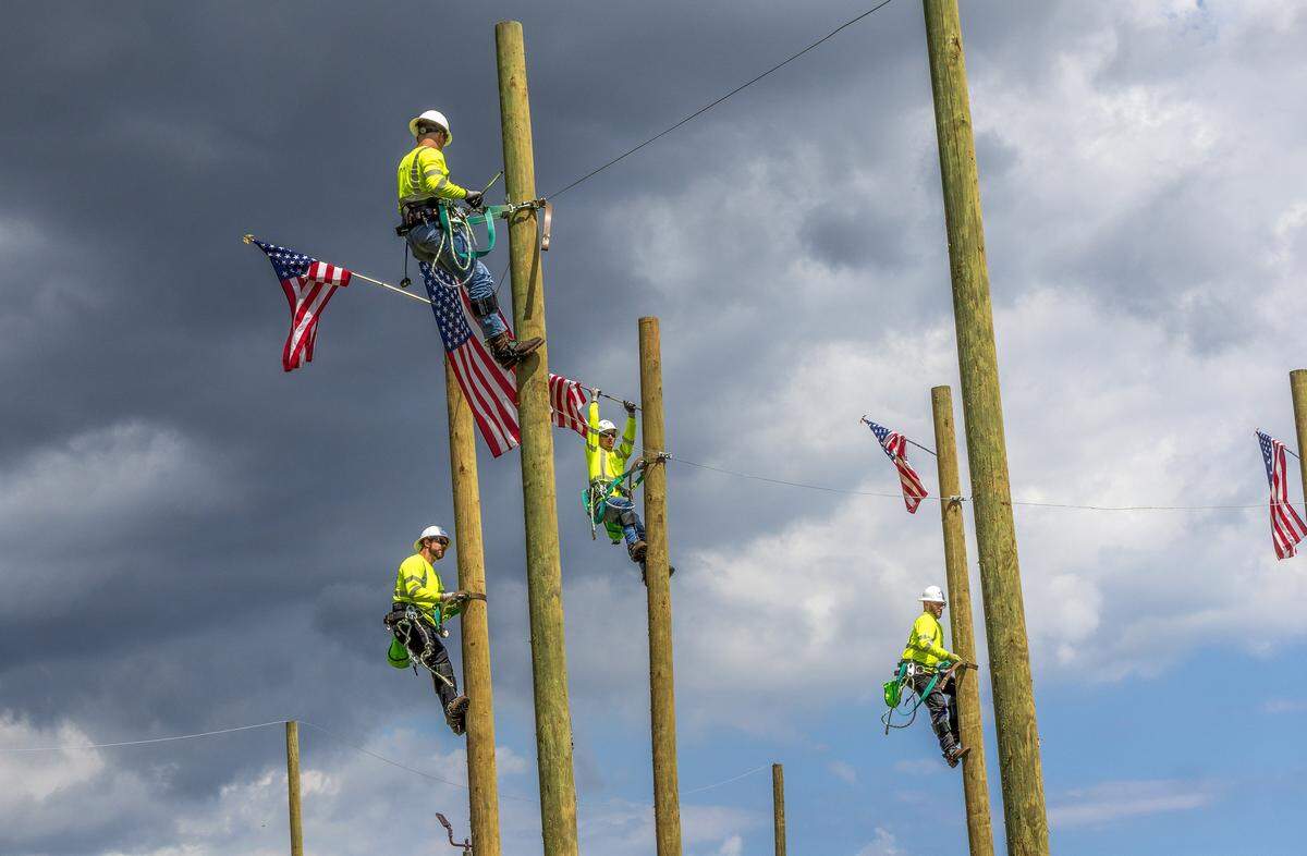 Graduados del programa de Técnico en Telecomunicaciones y Fibra Óptica del Campus Norte del Miami Dade College demuestran lo aprendido durante una presentación de graduación. Este programa forma parte de una colaboración entre el Miami Dade College y MasTec.