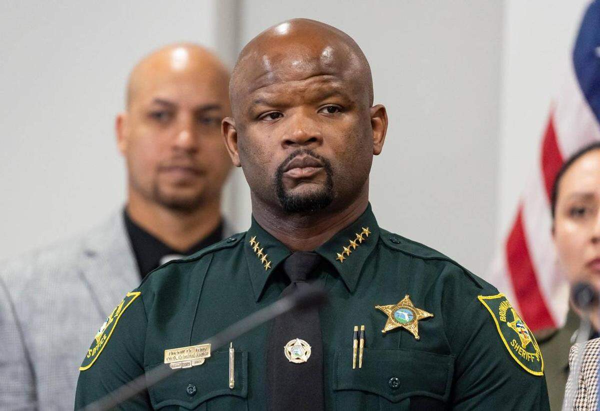 El jefe de la policía de Broward, Gregory Tony, habla en una conferencia de prensa el viernes 4 de abril de 2025, en Fort Lauderdale, Florida. La conferencia de prensa se realizó para anunciar los arrestos y procesamientos de miembros de la MS-13 en cuatro homicidios sin resolver relacionados con pandillas ocurridos en los condados Broward y Palm Beach en 2014 y 2015.