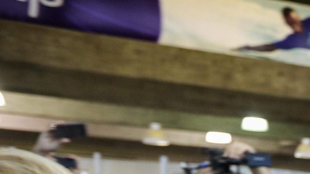El expresidente de Colombia Andrés Pastrana (c) habla con miembros de la prensa tras su llegada al aeropuerto internacional Simón Bolívar el sábado 15 de julio de 2017, en Maiquetía, cerca de Caracas, Venezuela.