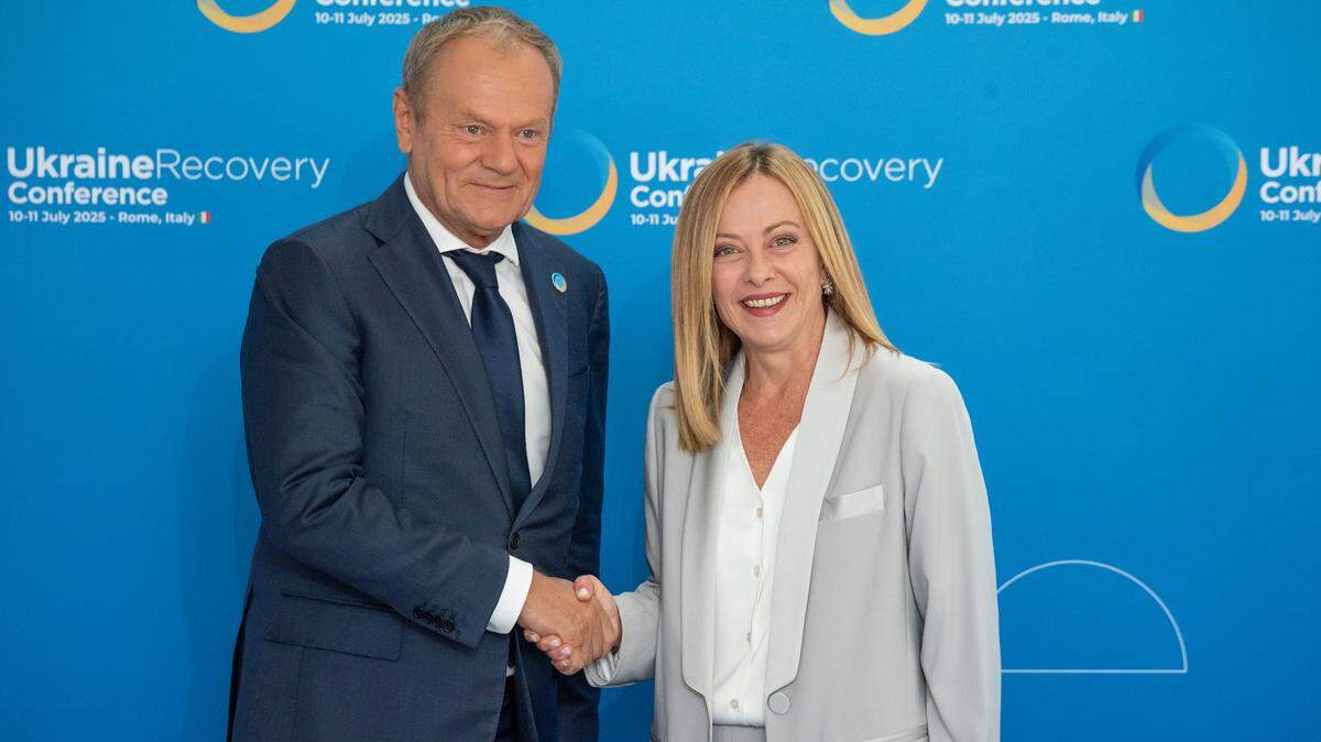 Giorgia Meloni, primera ministra del gobierno italiano, da la bienvenida al primer ministro de Polonia, Donald Franciszek Tusk, durante la Conferencia sobre la Recuperación de Ucrania, del 10 al 11 de julio del 2025 en Roma.