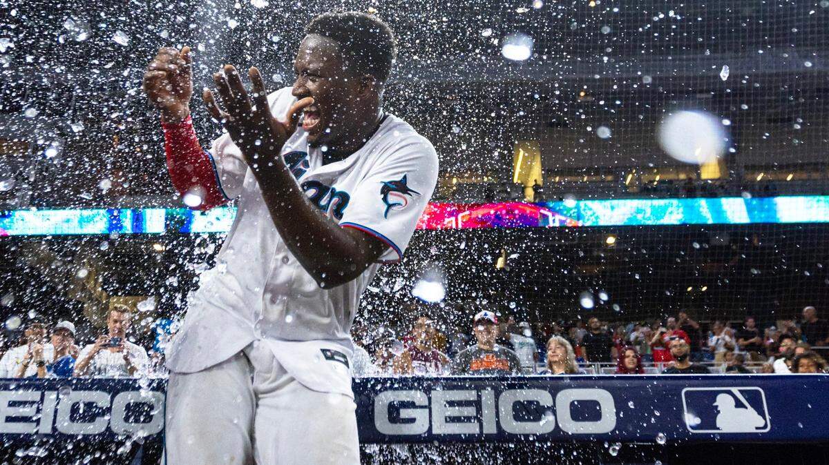 El jardinero de los Marlins Jesús Sánchez es salpicado con agua por sus compañeros de equipo tras batear el hit que decidió el triunfo de los Marlins 9-8 en el inning 12 ante los Filis de Filadelfia, en el partido celebrado el 2 de agosto de 2023 en Miami.