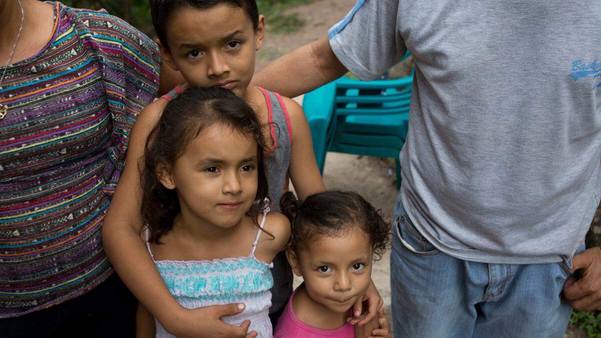 Brithani Lizeth Cardona Orellana, de 3 años, (abajo al centro) junto a su hermana mayor, Janeisy Nicolle, de 5 años y su hermano de 9 Kenner Alberto.