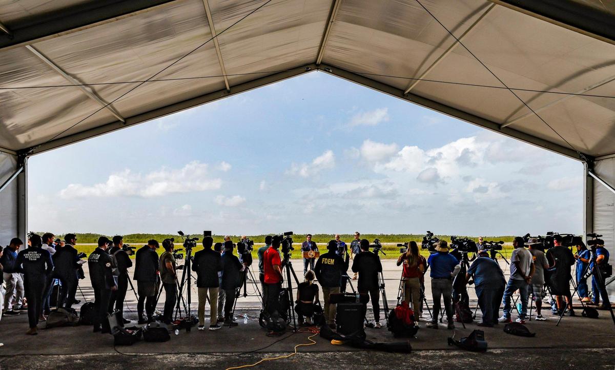 El gobernador Ron DeSantis habla con los periodistas durante una conferencia de prensa en la pista de aterrizaje del avión Alligator Alcatraz en Ochopee, Florida, el viernes 25 de julio de 2025.