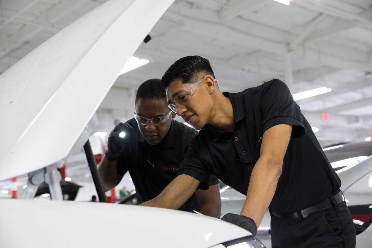 Estudiantes del programa Tesla START, que se imparte en el Miami Dade College en colaboración con Tesla.