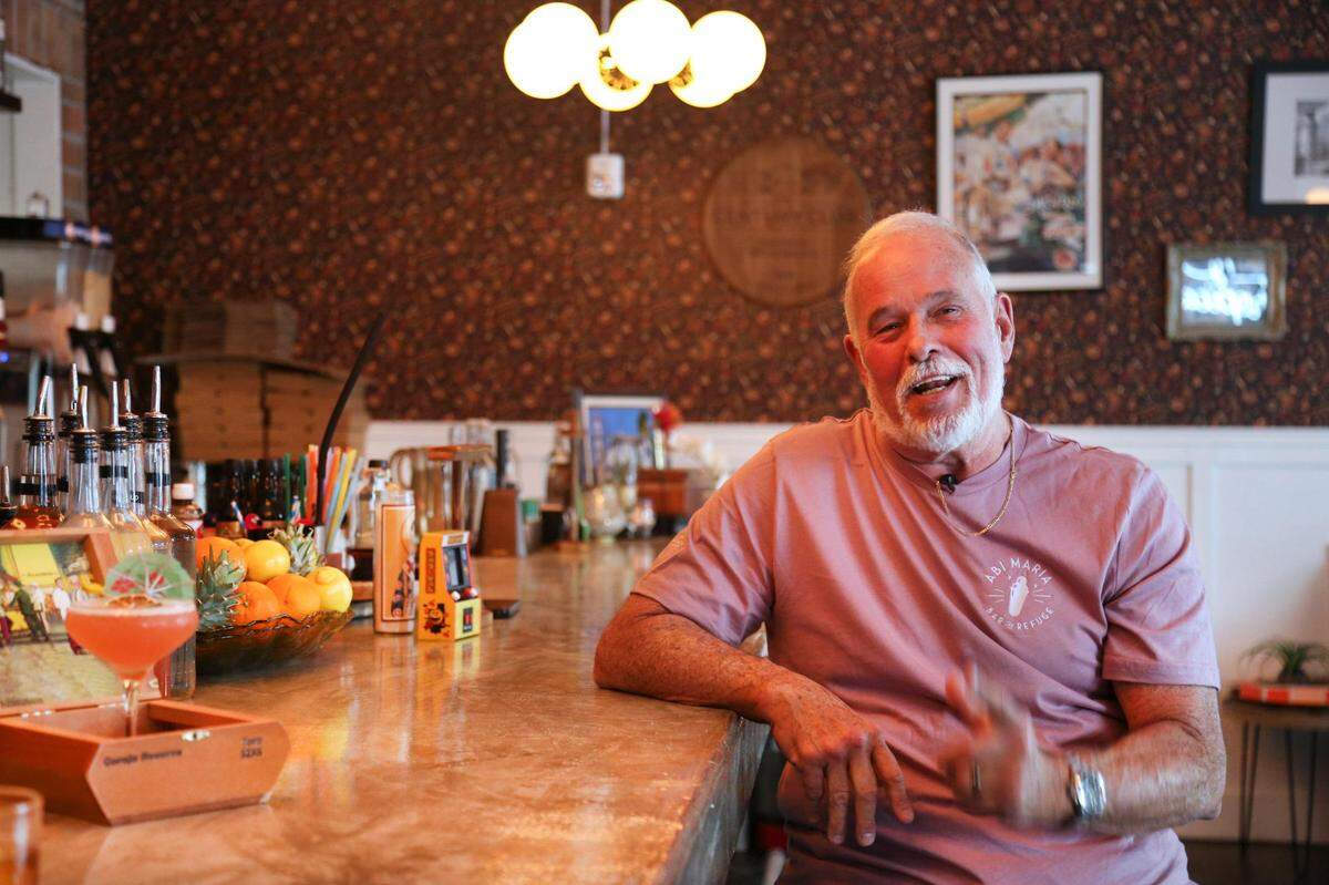Jorge Gabriel Ramos, “Jorge Sr.”, es el dueño de Abi Maria Bar & Refuge, en downtown Dadeland junto con su hijo, el chef Jorgie. Con fotos de familia, una barra de madera y pisos rústicos, este restaurante bar crea un ambiente acogedor, con toques de La Habana y Miami.