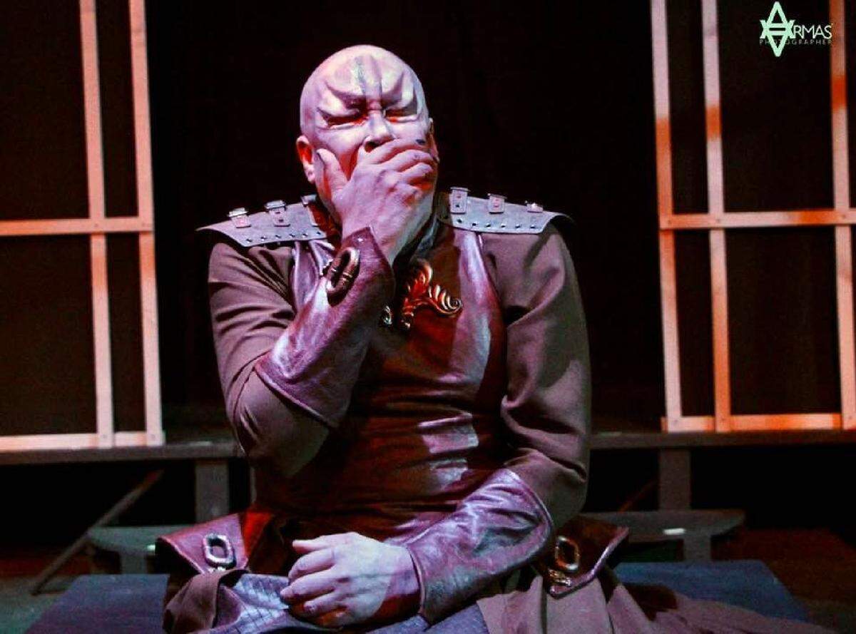 Juan Roca, el propio director del grupo, es quien interpreta a Bernarda en su montaje del clásico de Federico García Lorca ‘La Casa de Bernarda Alba’. 