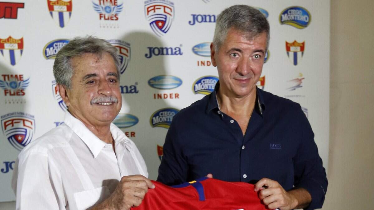 El consejero delegado del Club Atlético de Madrid Miguel Ángel Gil Marín (der.) entrega una camiseta del club al comisionado nacional de Fútbol en Cuba, Luis Hernández, el martes 2 de octubre de 2018, en La Habana.