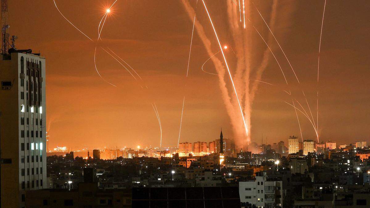 Los cohetes iluminan el cielo mientras son disparados hacia Israel desde Beit Lahia en el norte de la Franja de Gaza, el 14 de mayo de 2021.
