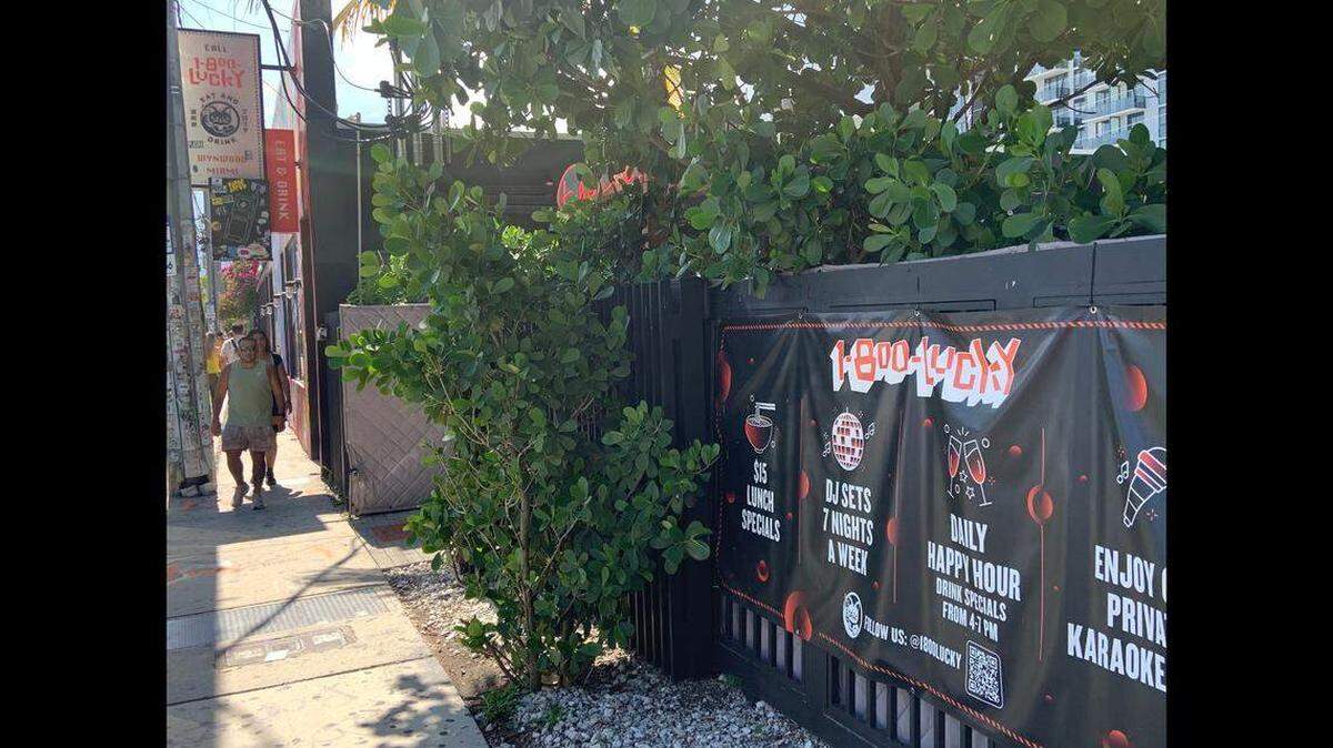 Entrada a las secciones interior y exterior del 1-800-Lucky, ubicado en la calle 23 NW 143, en la zona de Wynwood de Miami.