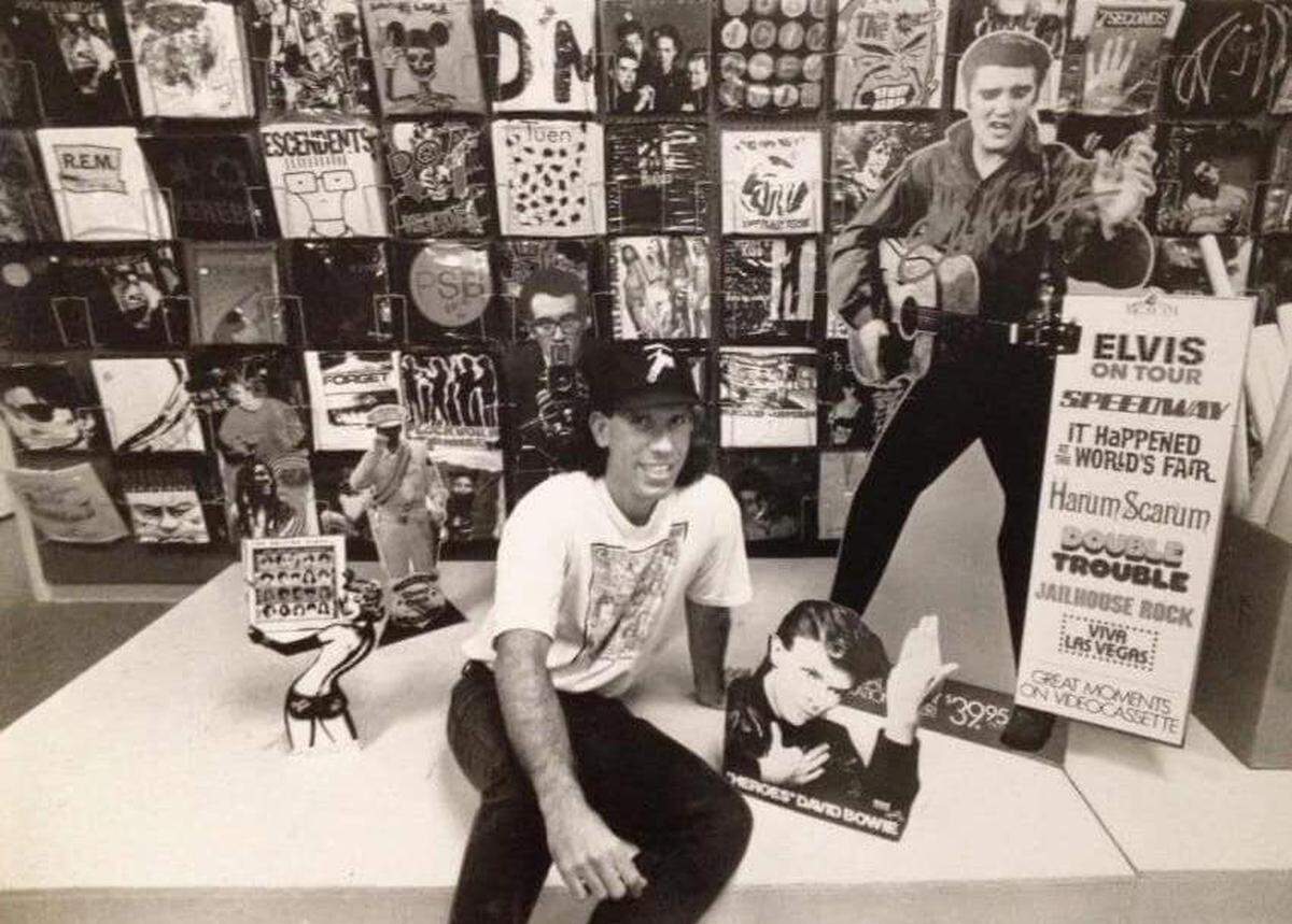 Rich Ulloa, fundador de Yesterday & Today Records y Y&T Music, sobre una vitrina dentro de su tienda de discos en el centro comercial Red Bird a principios de la década del 90. La tienda estuvo en el centro comercial desde 1991 hasta 1995.