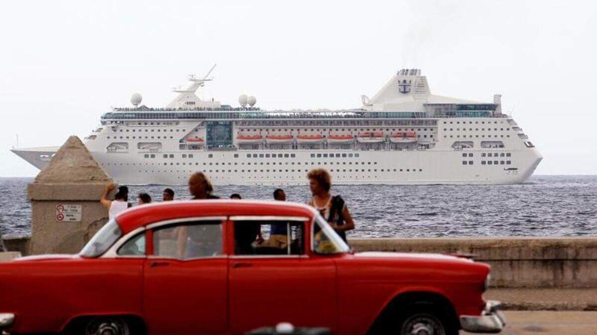 Fotografía de archivo del 22 de mayo de 2017 muestra un crucero con turistas que pasan frente al Malecón en La Habana.