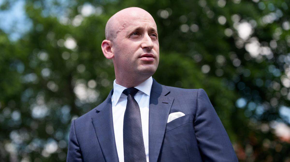 Stephen Miller, subjefe de gabinete de la Casa Blanca, ofrece declaraciones a la prensa frente al ala oeste de la Casa Blanca en Washington D.C., el viernes 30 de mayo de 2025. 