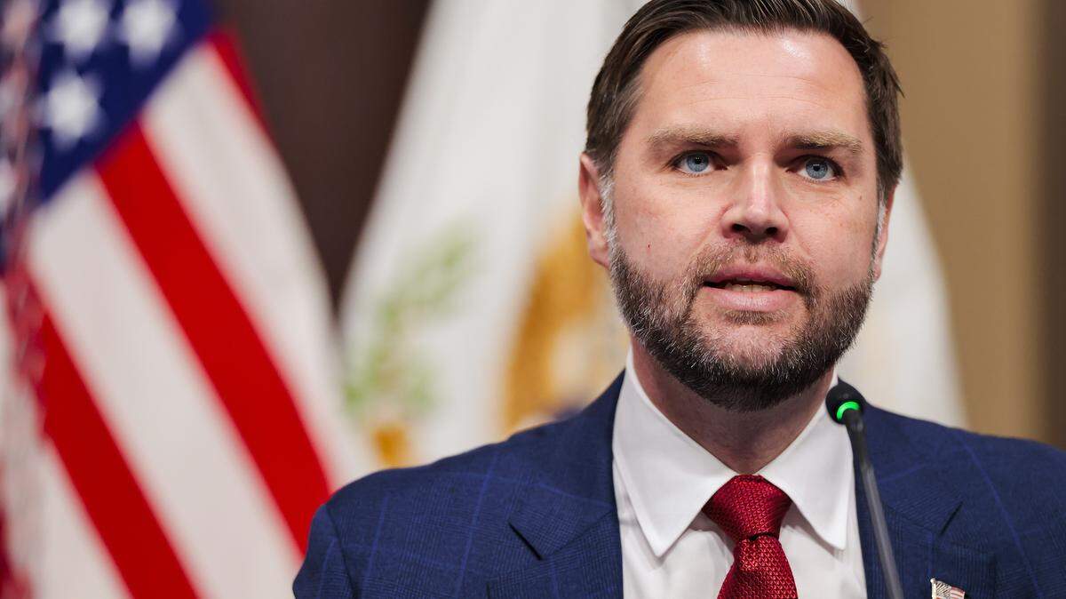 El vicepresidente de Estados Unidos, JD Vance, habla durante una reunión del Grupo de Trabajo contra el Fraude en la Sala del Tratado Indio de la Casa Blanca el 27 de marzo de 2026 en Washington, DC.
