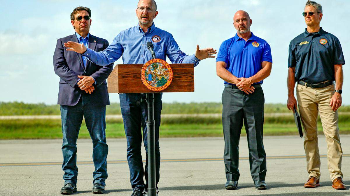 El director de la División de Gestión de Emergencias de Florida, Kevin Guthrie, habla con los periodistas durante una conferencia de prensa en la pista de aterrizaje del avión Alligator Alcatraz en Ochopee, Florida, el viernes 25 de julio de 2025. 