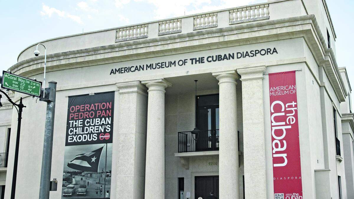 Líderes del exilio, empresarios y representantes de la comunidad cubana se reunieron este lunes en el Museo Cubano de la Diáspora en Miami para defender la vigencia de la Constitución de 1940 como fundamento jurídico e histórico de una eventual transición democrática en la isla. 