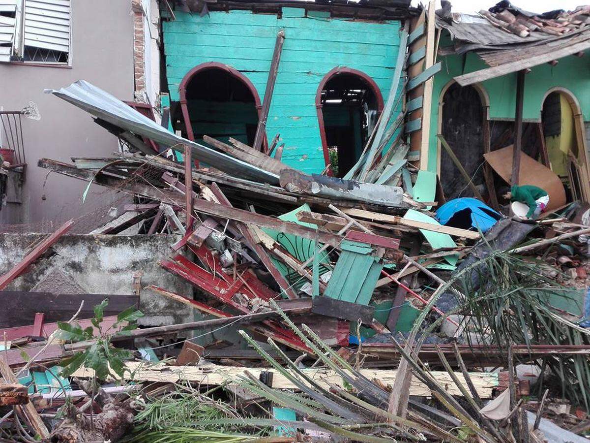 El paso del tornado por La Habana dejó fachadas en el suelo, escombros y desolación.