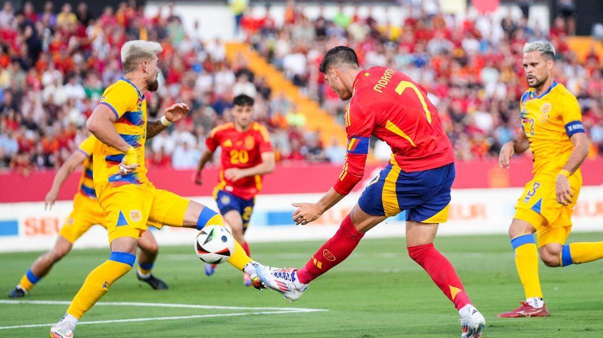El delantero de España Álvaro Morata dispara a puerta en el partido amistoso ante Andorra, celebrado el 5 de junio de 2024 en Badajoz, España.